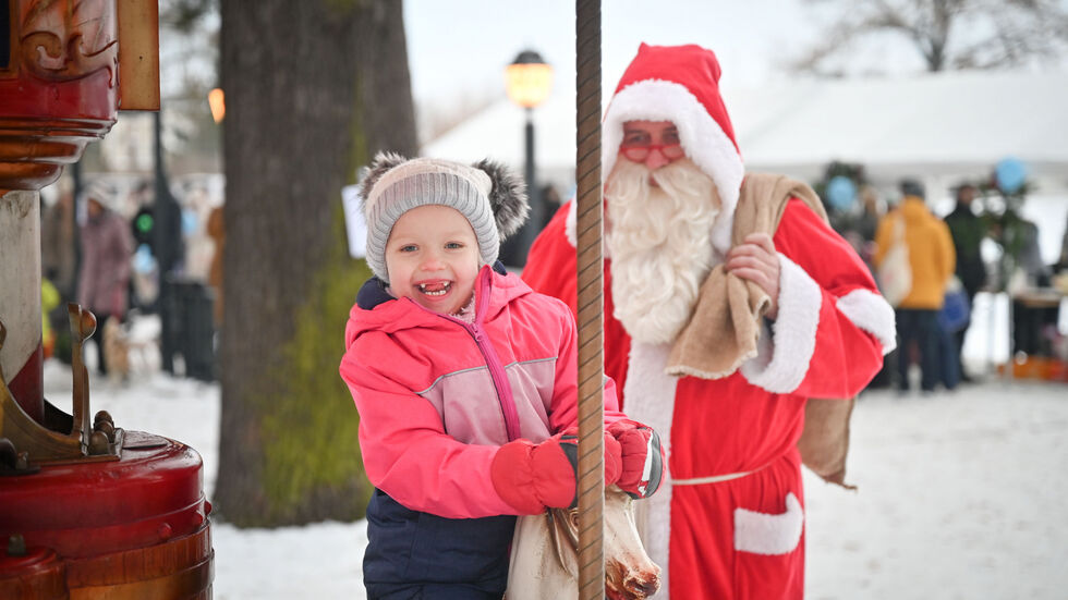Eine Karussellfahrt, die Freude macht: Über die Kinderweihnacht mit den kostenfreien Angeboten freuen sich Klein und Groß.