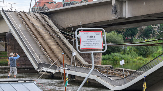 Ein Blick von Altstädter-Seite auf die Brücke.