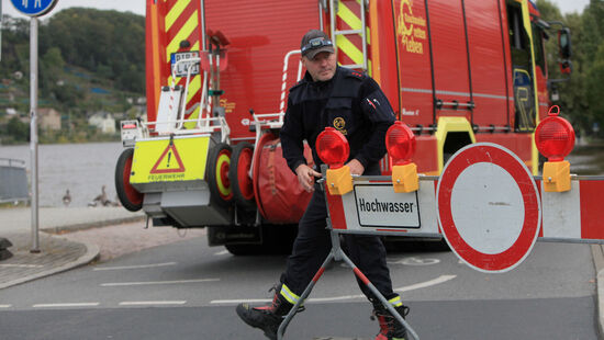 Sperrschilder werden aufgestellt.