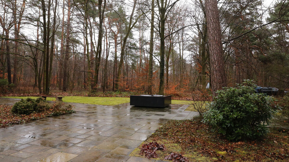 Die Skulptur wurde von dem Steinpodest von unbekannten Tätern entfernt. Die Skulptur wurde von dem Steinpodest von unbekannten Tätern entfernt.