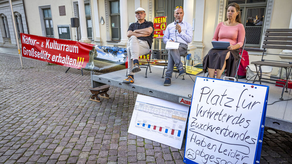 Sitz-Protest vorm Pirnaer Rathaus gegen den IPO Sitz-Protest vorm Pirnaer Rathaus gegen den IPO