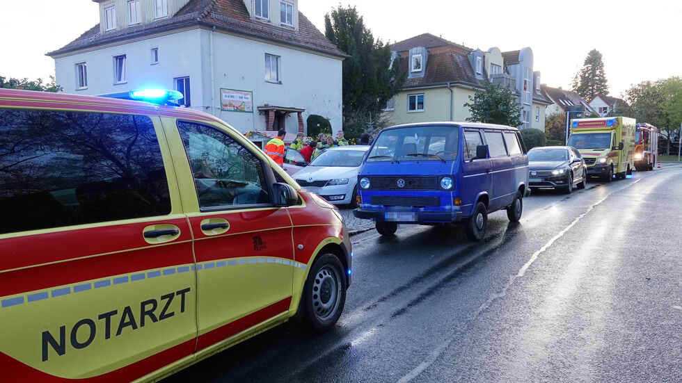 Das Kind soll von diesem Kleinbus erfasst worden sein. Das Kind soll von diesem Kleinbus erfasst worden sein.