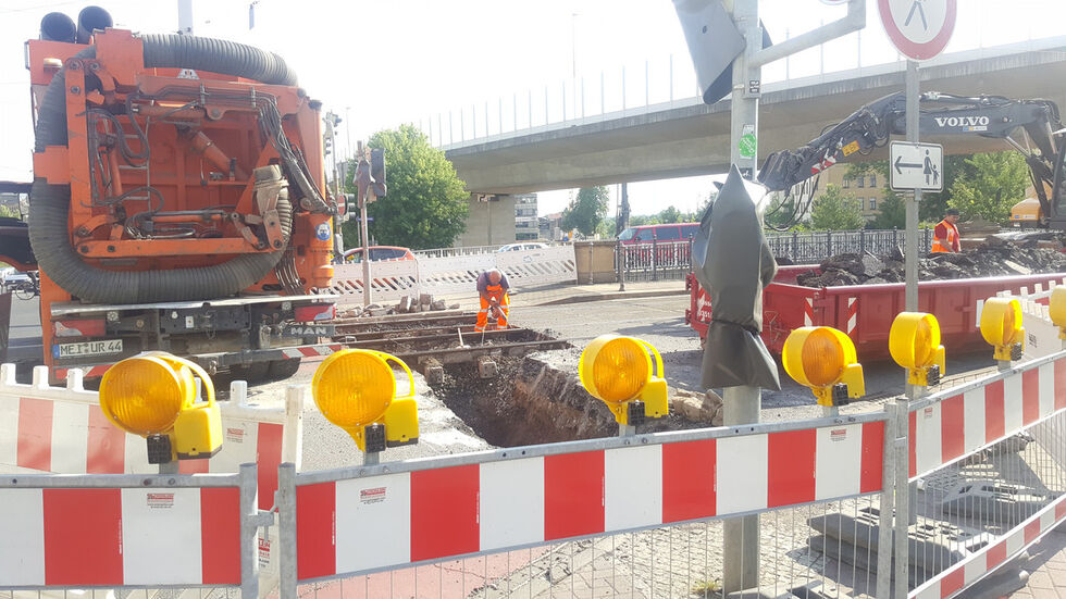 Ein Schacht für Kabel wird vorbereitet (Foto: Redaktion)