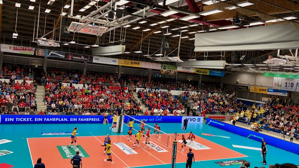 Die Dresdner Volleyballerinnen waren gegen Schwerin chancenlos, Foto: (c) Redaktion  Die Dresdner Volleyballerinnen waren gegen Schwerin chancenlos, Foto: (c) Redaktion