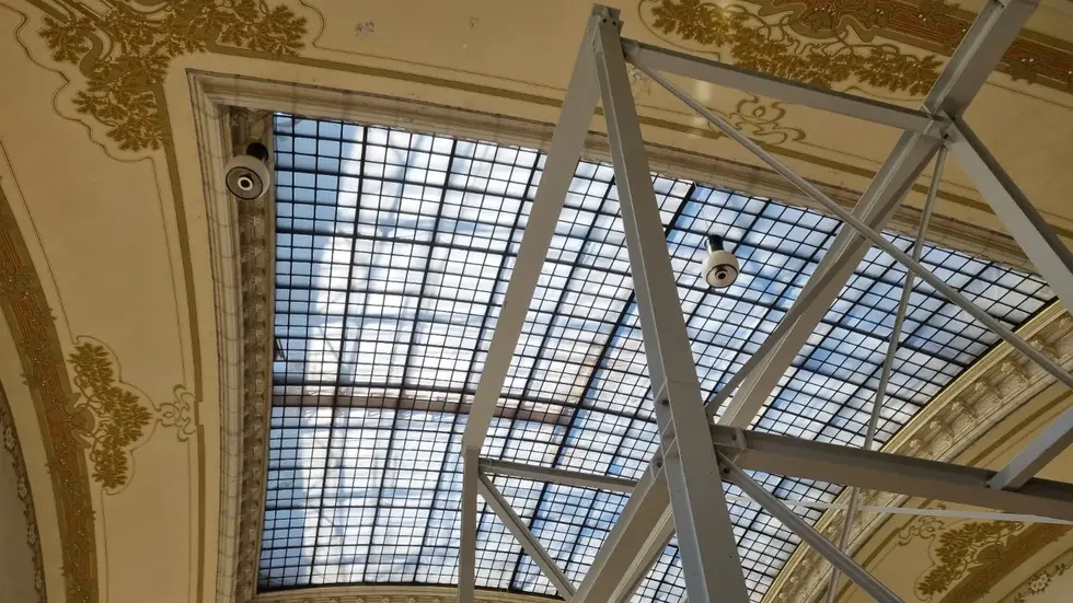 Um an die denkmalgeschützte Decke zu gelangen, wird das Stahlgerüst aufgebaut