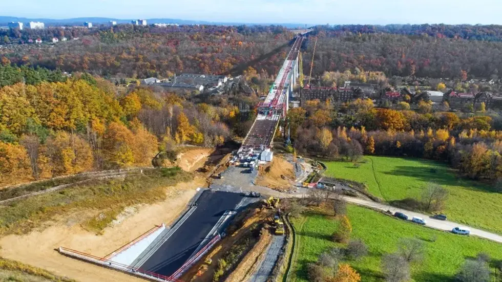 Vom Tunnel führt die neue Straße direkt auf die 916 Meter lange Talbrücke Vom Tunnel führt die neue Straße direkt auf die 916 Meter lange Talbrücke