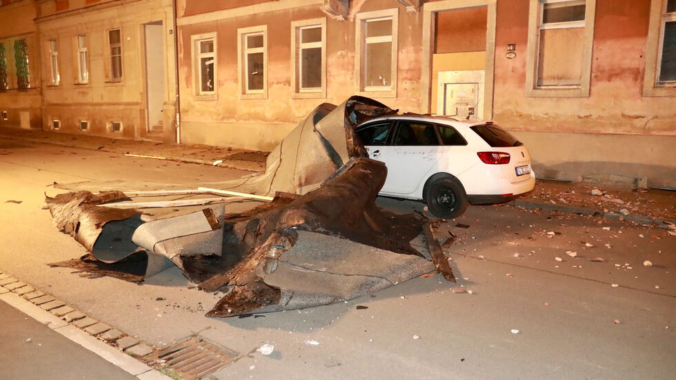 Sturm deckt in Pirna Dach ab und beschädigt Auto. Foto: Marko Förster Sturm deckt in Pirna Dach ab und beschädigt Auto. Foto: Marko Förster