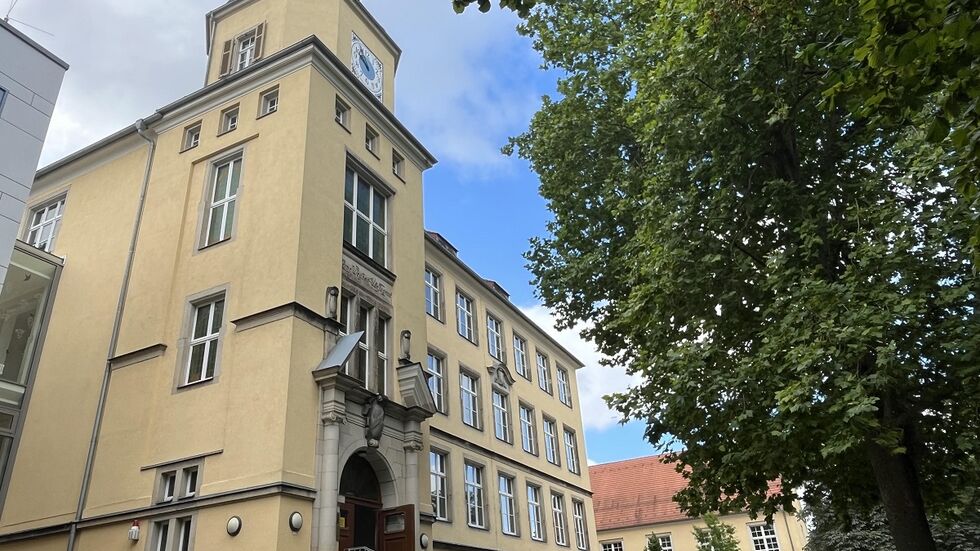 Die 68. Grundschule in Leubnitz-Neuostra stand ein Jahr leer, weil der Putz von den Decken kam