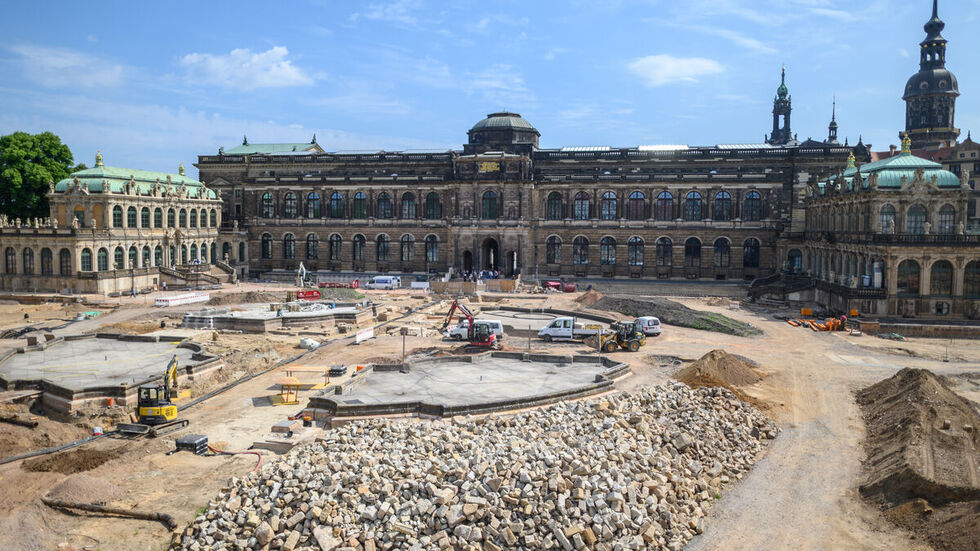 Blick auf die Baustelle im Dresdner Zwinger. Der gesamte Zwingerhof ist seit Anfang 2021 eine Großbaustelle. Blick auf die Baustelle im Dresdner Zwinger. Der gesamte Zwingerhof ist seit Anfang 2021 eine Großbaustelle.