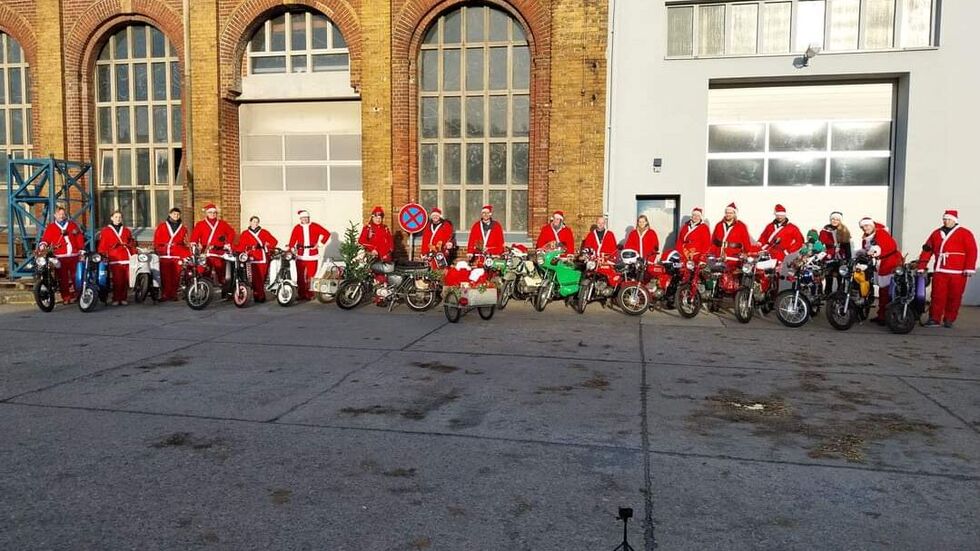 Let's go! Die Weihnachtsmänner auf ihren Mopeds. Let's go! Die Weihnachtsmänner auf ihren Mopeds.