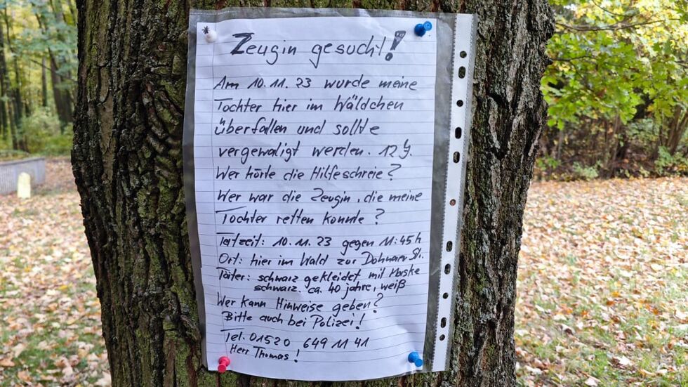 Der Vater des Mädchens sucht nach dem Vorfall am Freitag am Tatort mit Plakaten nach Zeugen. Der Vater des Mädchens sucht nach dem Vorfall am Freitag am Tatort mit Plakaten nach Zeugen.