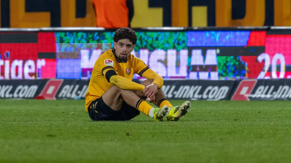 Dynamo-Spieler Ben Bobzien enttäuscht am Boden nach der 0:1-Pleite gegen Hertha BSC Dynamo-Spieler Ben Bobzien enttäuscht am Boden nach der 0:1-Pleite gegen Hertha BSC