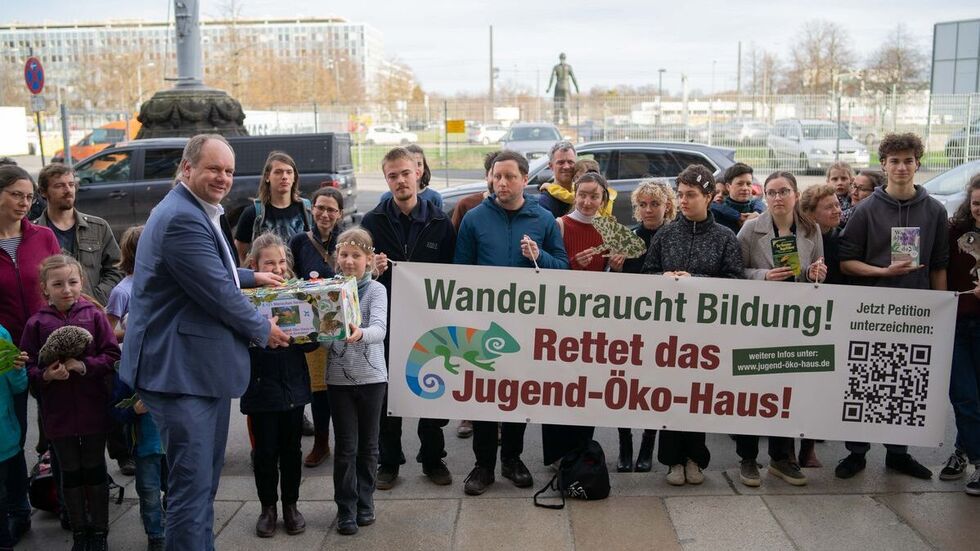 Oberbürgermeister Dirk Hilbert bei der Petitionsübergabe am Donnerstag. Oberbürgermeister Dirk Hilbert bei der Petitionsübergabe am Donnerstag.