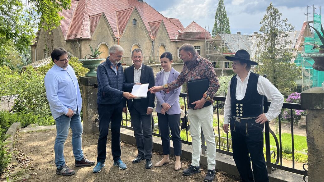 Sachsens Innenminister Armin Schuster (2.v.l.) übergab den Förderbescheid des Freistaates an Schlossherrn Sven-Erik Hitzer. Auch die Bundestagsabgeordneten Torsten Herbst (FDP) und Paula Piechotta (Grüne, Mitte)  hatten sich für die Rettung des Schlosses eingesetzt