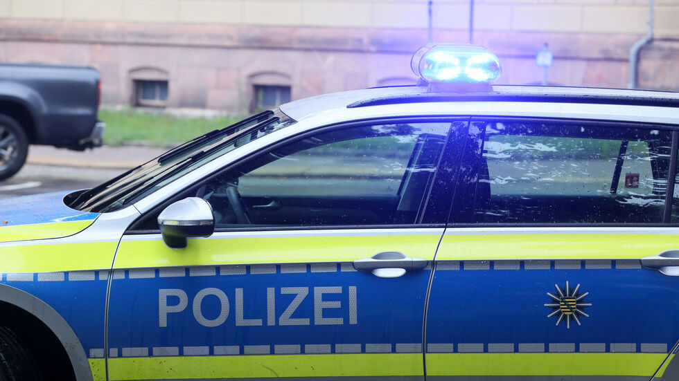 Die Polizei bittet um Hinweise zu den aggressiven Angreifern. 