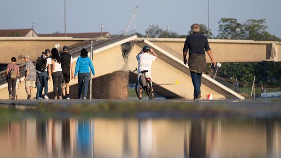 Die Wiesen an der Elbe locken bei bestem Wetter wieder viele Menschen an.