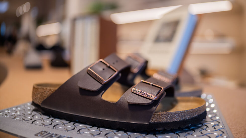 Für seine bequemen Fußbetten bekannt: Birkenstock. Für seine bequemen Fußbetten bekannt: Birkenstock.