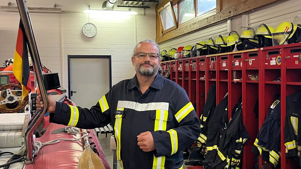 Bad Schandaus Feuerwehr-Chef Kai Bigge kann das Schlauchboot in der Wache lassen. Er ist dankbar, dass die schlimmen Hochwasser-Prognosen scheinbar nicht eintreten