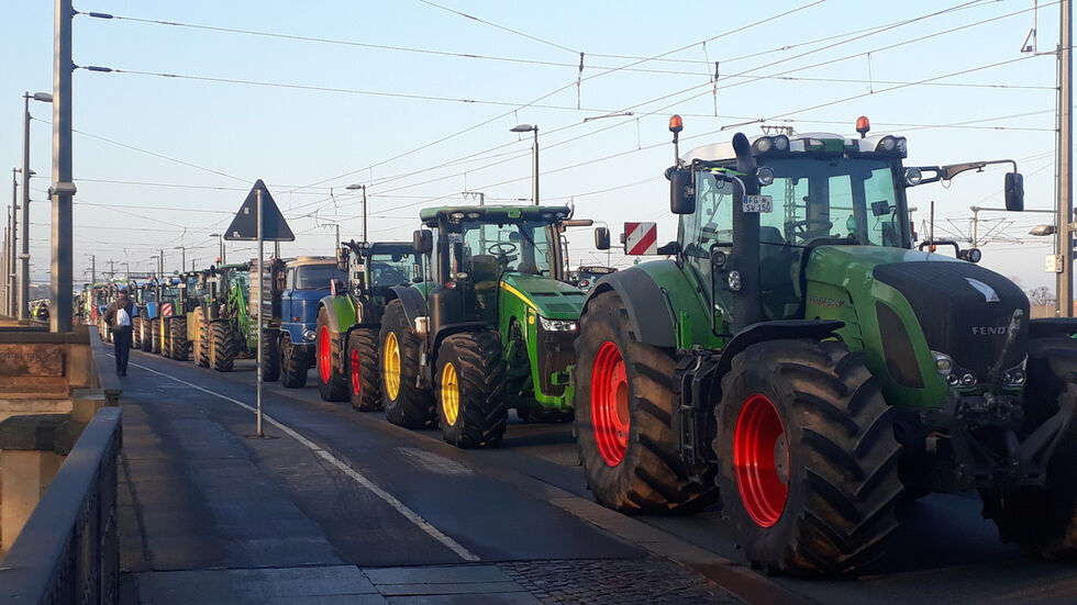 Die Traktoren stehen auf der Marienbrücke (Foto: Redaktion/Tim Simon) Die Traktoren stehen auf der Marienbrücke (Foto: Redaktion/Tim Simon)