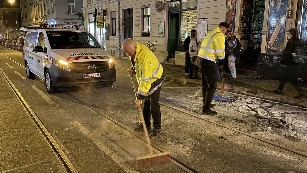 Wegen der brennenden Barrikaden in der Neustadt konnte die Linie 13 zeitweise nicht fahren. Mitarbeiter der DVB reinigten die Gleise
