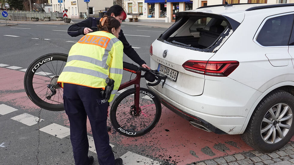Polizistinnen rekonstruieren den Unfall Polizistinnen rekonstruieren den Unfall