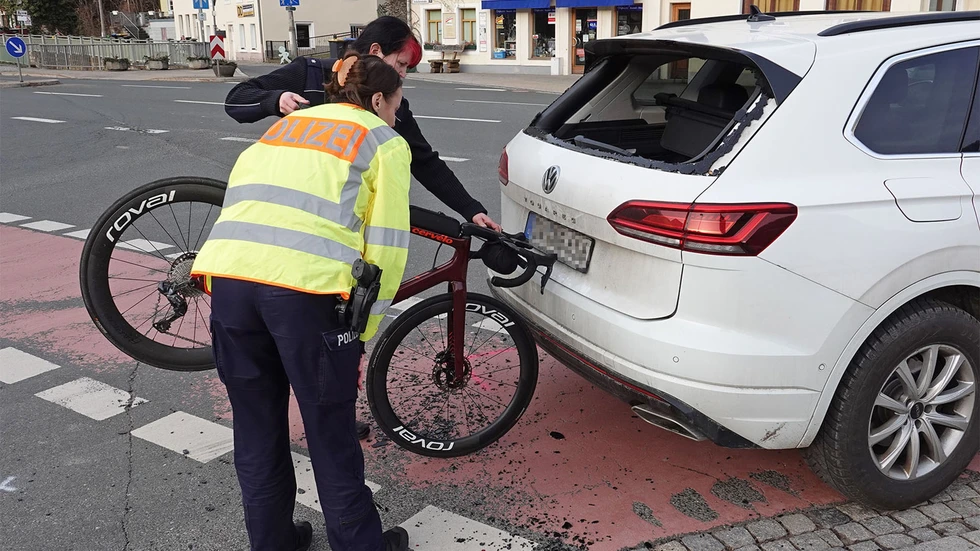 Polizistinnen rekonstruieren den Unfall