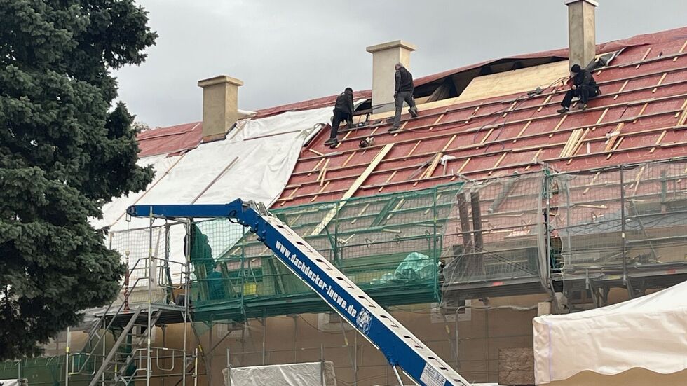 Das Dach der über 100 m langen Kaserne soll bis zum Wintereinbruch fertig gedeckt sein Das Dach der über 100 m langen Kaserne soll bis zum Wintereinbruch fertig gedeckt sein