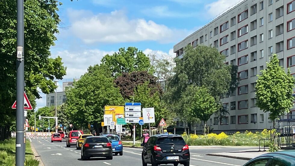 Die St. Petersburger Straße ist teils bis zu 80 m breit, zerschneidet die Stadtteile