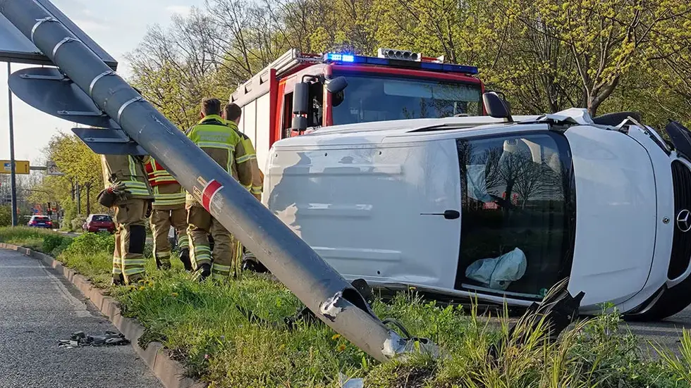 Der Citan kam ins Schleudern und prallte gegen einen Lichtmast.