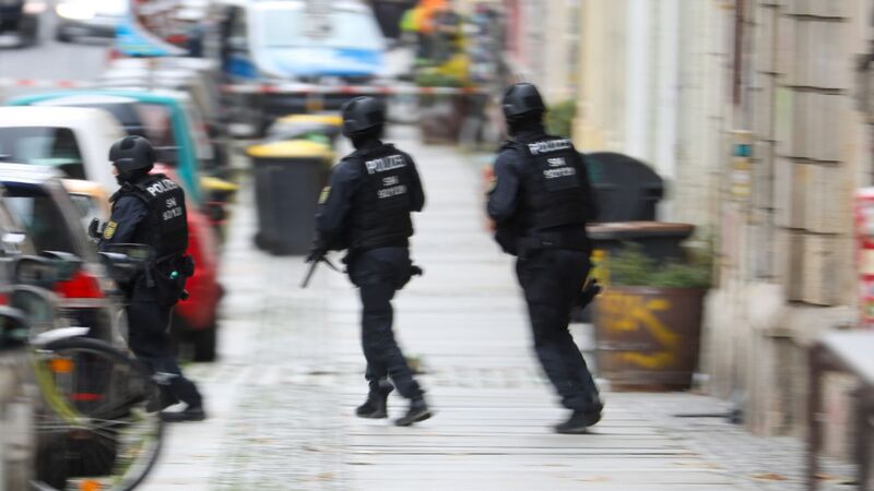 Zahlreiche Polizisten sind stundenlang vor Ort.
