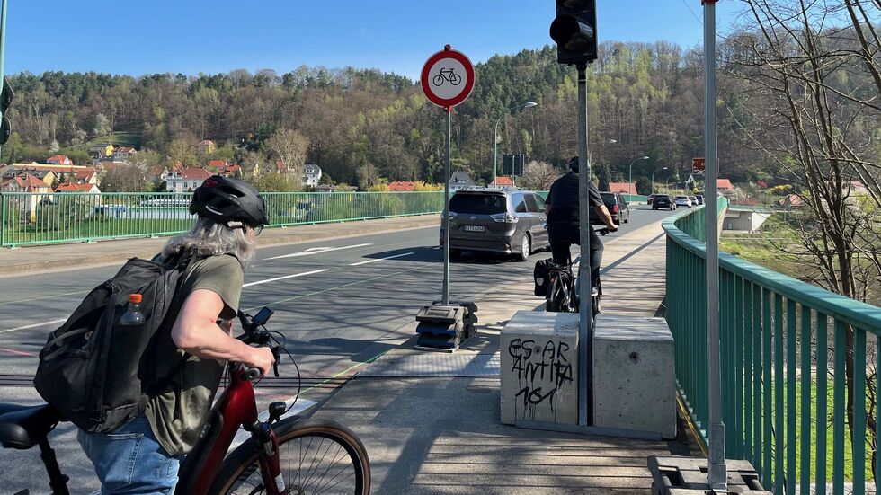 Vor wenigen Tagen sind viele Radfahrer kurz aus dem Sattel gesprungen und quetschten sich zwischen Ampel und Schildern durch... Vor wenigen Tagen sind viele Radfahrer kurz aus dem Sattel gesprungen und quetschten sich zwischen Ampel und Schildern durch...