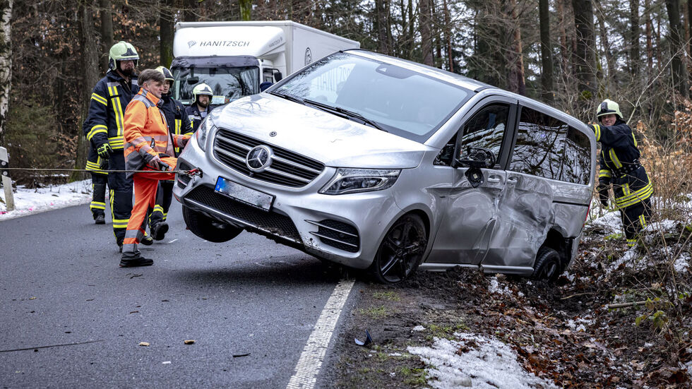 Mehrere Fahrzeuge wurden beschädigt, sieben Menschen zum Teil schwer verletzt.
