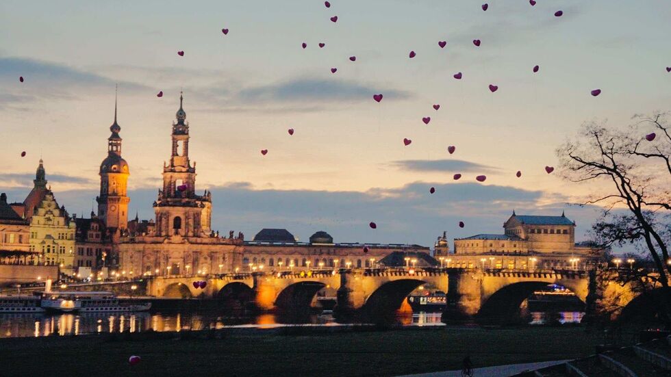 Zahlreiche Luftballons flogen am Abend über Dresden.