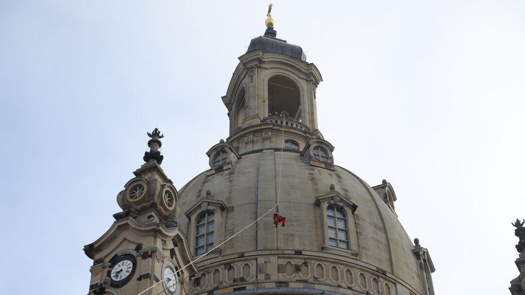 In luftiger Höhe geht es für die Feuerwehrleute in die Tiefe.
