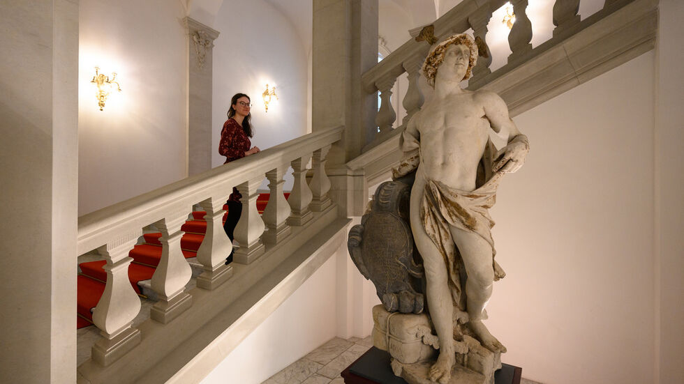 Der steinerne Götterbote aus einem der Grabhäuser des früheren Klosterfriedhofs kündet am Fuße der Englischen Treppe bis Mitte September im Dresdner Residenzschloss vom Reichtum in der sächsischen Provinz. Der steinerne Götterbote aus einem der Grabhäuser des früheren Klosterfriedhofs kündet am Fuße der Englischen Treppe bis Mitte September im Dresdner Residenzschloss vom Reichtum in der sächsischen Provinz.