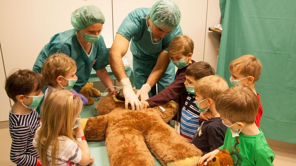 Kinder staunen, wie Teddy untersucht wird. (Archivbild)