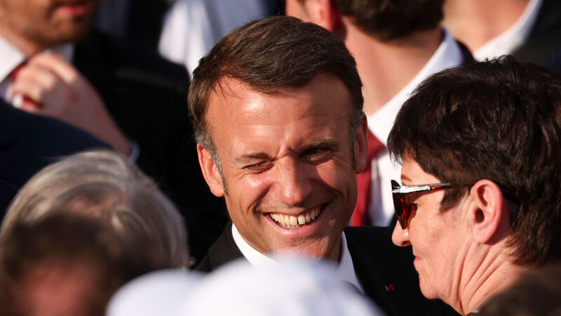 Macron nach seiner Rede im Gespräch mit Festbesuchern.