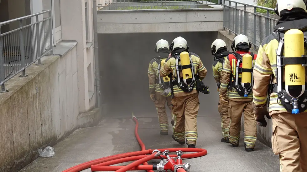 Dichter Rauch dringt aus der Garage