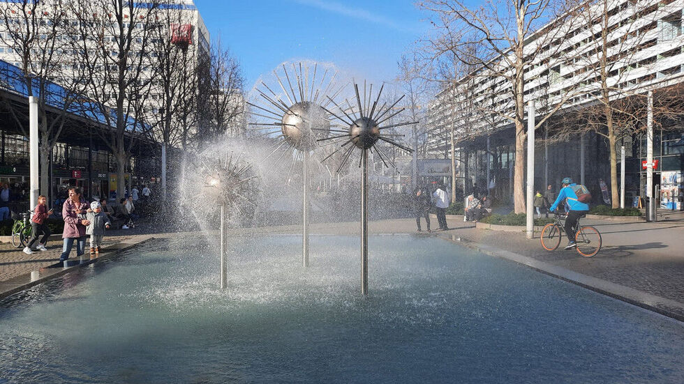 Die Springbrunnen auf der Prager Straße dienen nicht als Badespaß.