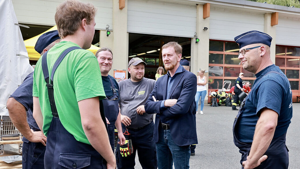 Sachsens Ministerpräsident Michael Kretschmer verschafft sich einen Überblick vor Ort.