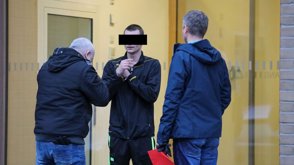 Der mutmaßliche Täter (M.) nach der Haftrichtervorführung in Dresden. 