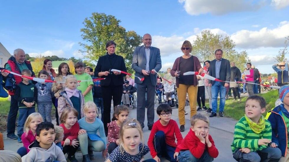 Meißens Oberbürgermeister Olaf Raschke eröffnete den Bürgergarten am Dienstag gemeinsam mit anderen Akteuren, die bei der Planung und Gestaltung beteiligt waren. 