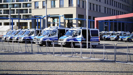 Polizeiwagen auf dem Postplatz.