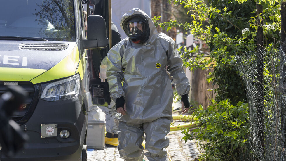 Ein Feuerwehrmann im Schutzanzug bei der Durchsuchung im April in Zeithain. Archivbild Ein Feuerwehrmann im Schutzanzug bei der Durchsuchung im April in Zeithain. Archivbild