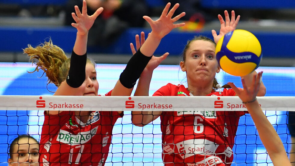 Die Dresdner Volleyballerinnen stehen nach einem 3:0-Sieg gegen Aachen im Pokal-Halbfinale. Die Dresdner Volleyballerinnen stehen nach einem 3:0-Sieg gegen Aachen im Pokal-Halbfinale.