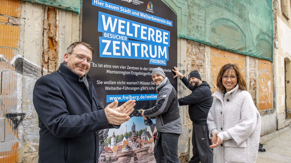 Freibergs OB Sven Krüger und Anja Fiedler, Amtsleiterin Kultur- und Stadtmarketing Freiberg, in der Petersstraße. Hier entsteht das Welterbe-Besucherzentrum.
