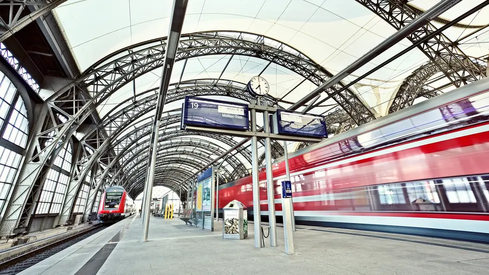 Im Hauptbahnhof hält sie - zwischen Coswig und Meißen nicht: Bei den Zügen der S1 gilt für einige Tage Stillstand. Im Hauptbahnhof hält sie - zwischen Coswig und Meißen nicht: Bei den Zügen der S1 gilt für einige Tage Stillstand.