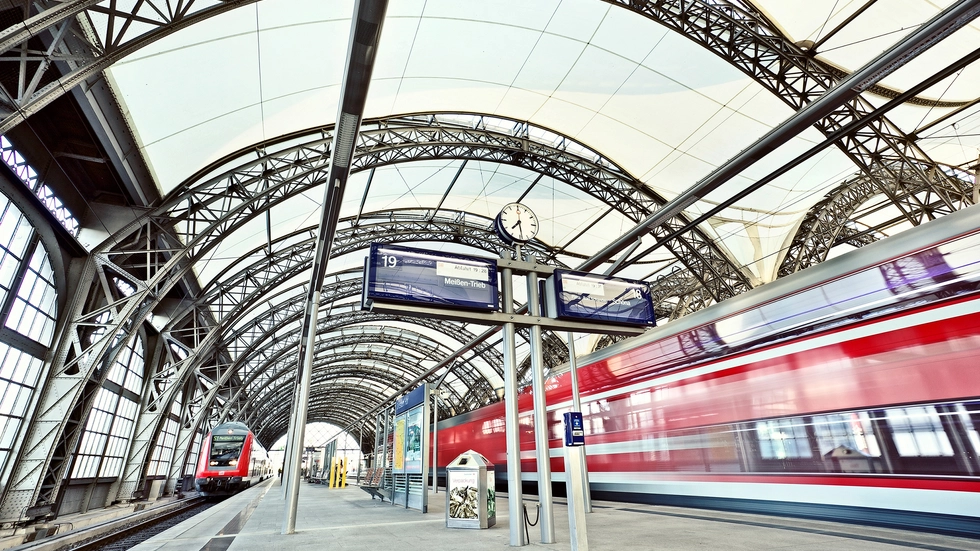 Eine S-Bahn hält am Bahnsteig in Dresden.