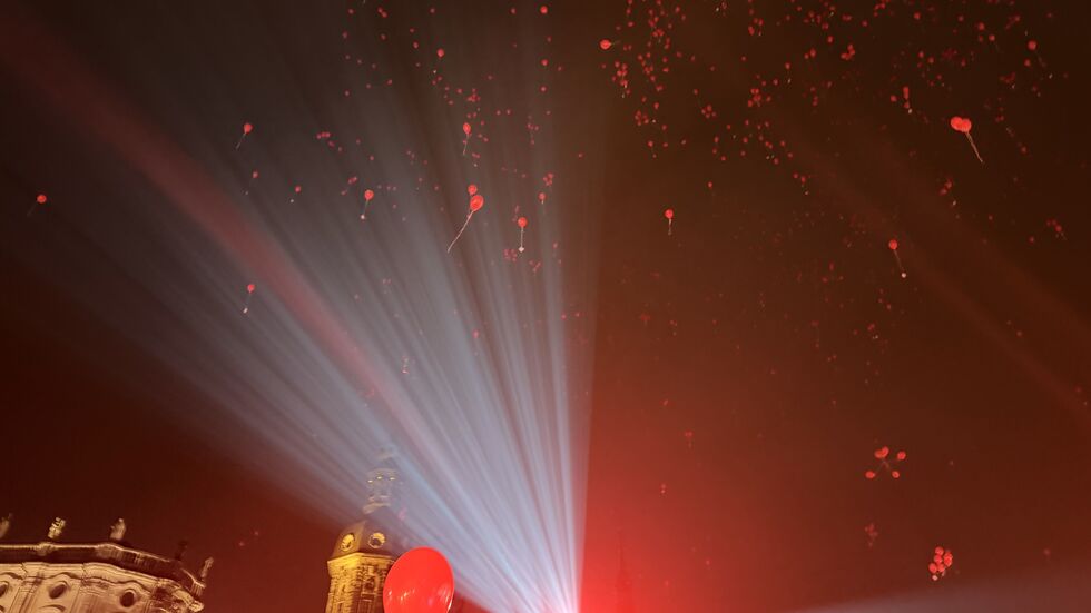 Auf dem Openair Ball schwebten hunderte kirschrote Luftballons über den Theaterplatz