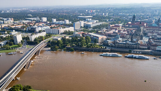 Ein Luftblick auf die Carolabrücke.